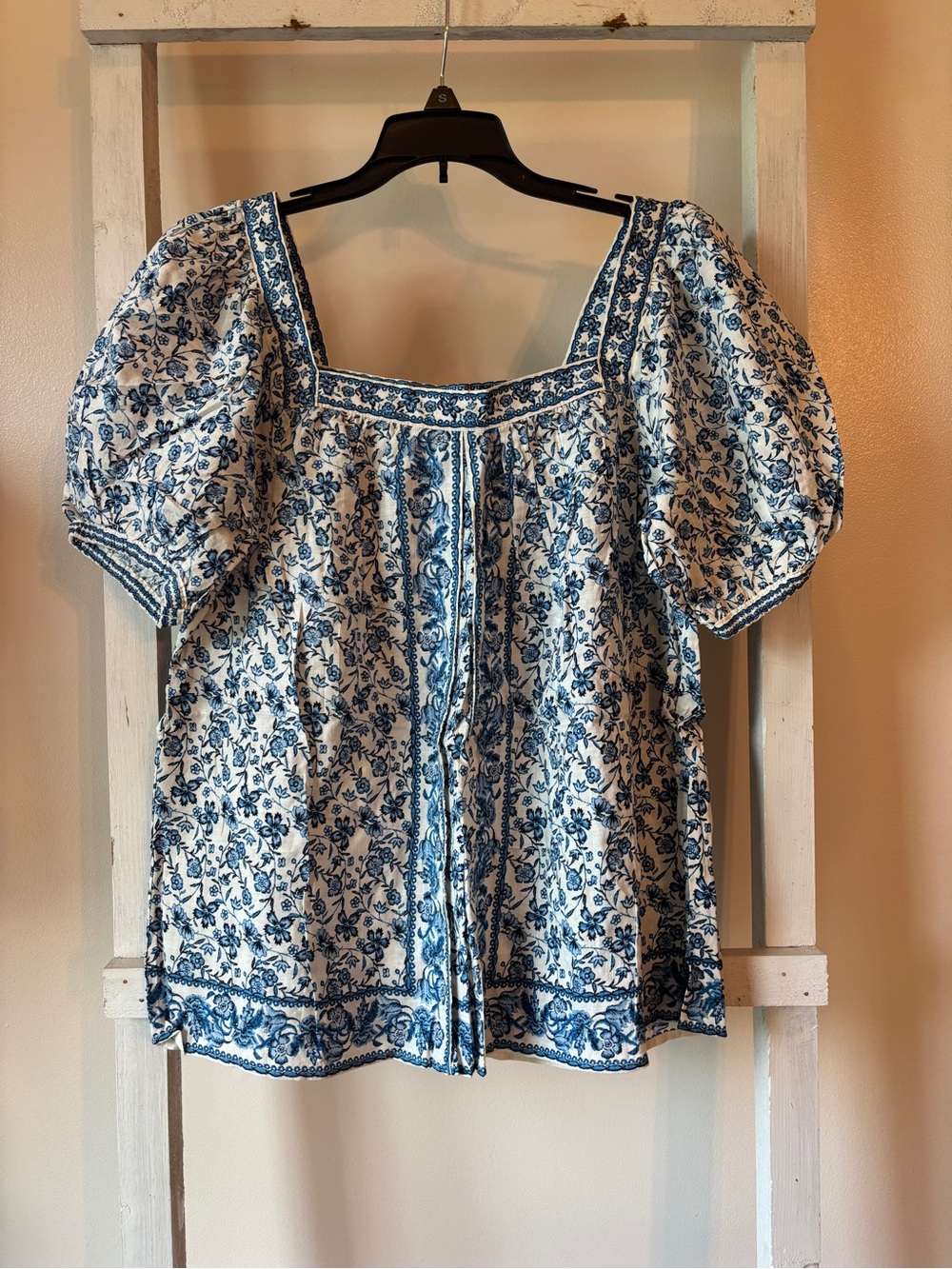 Max Studio Blue and White Floral Puff-Sleeve Peasant Top